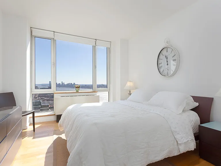 635 W 42nd St #11M — Photo 3