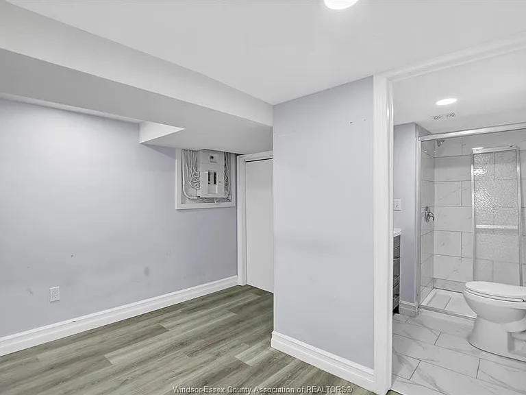 3964 Whitney Ave — Photo 29