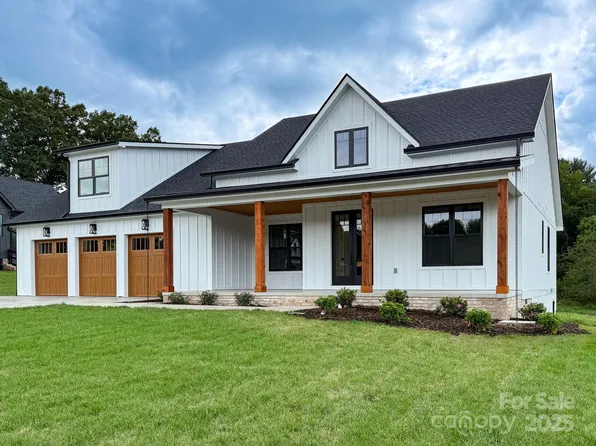 232 Mavrick Dr, Mills River, NC 28759