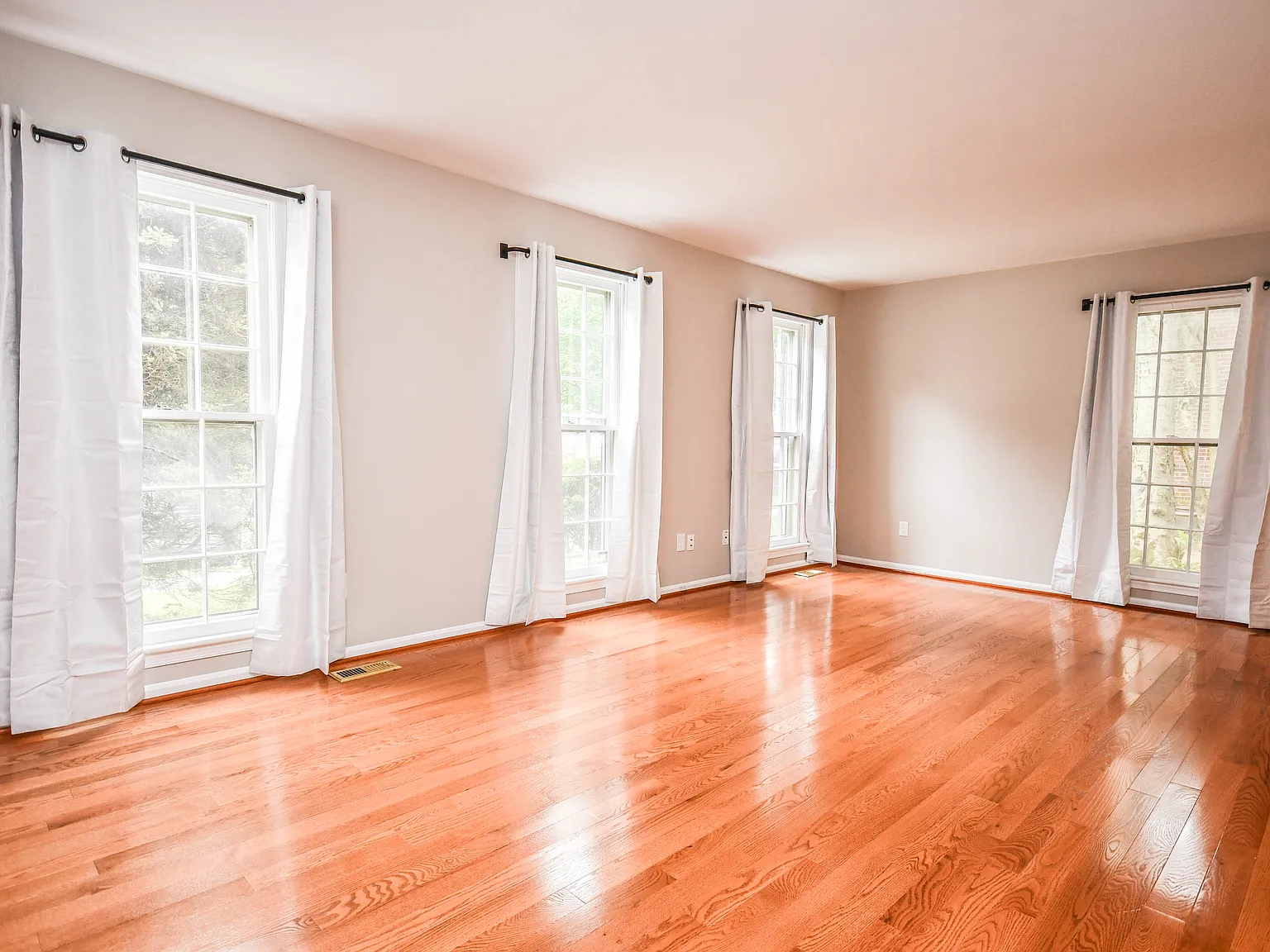 3 bed, 3.5 bath, 2376 sqft, $2,950 — Photo 3