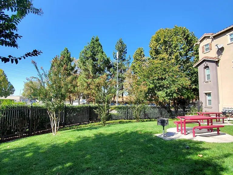 2458 Autumnvale Ave — Photo 4