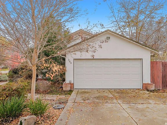 2nd image of 300 Toyon Way