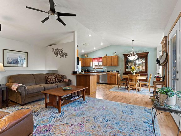 5th image of 419 Evergreen Ct