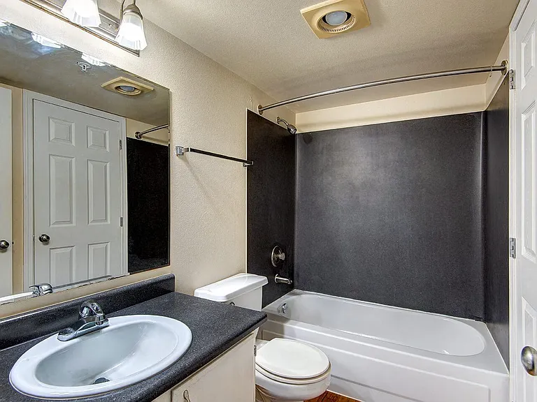 Ellis Court Apartments — Photo 25