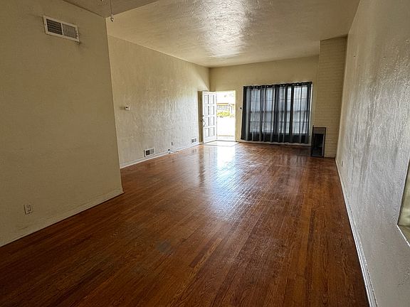 2nd image of 916 Carlisle Blvd NE #2