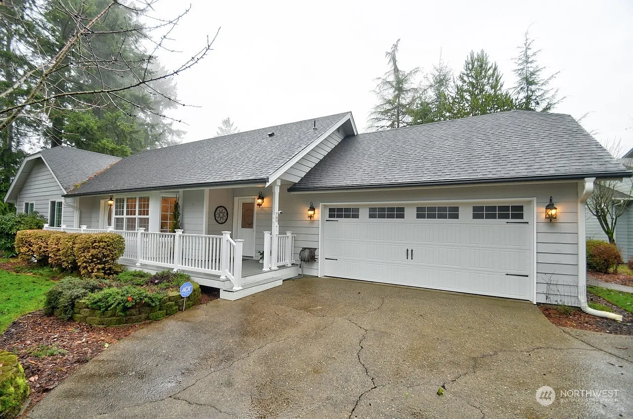 2404 Lakeview Court SW photo 1