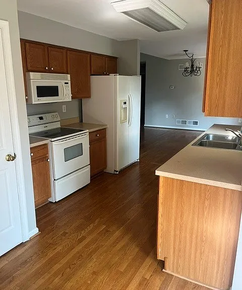 121 Amherst Ln — Photo 2