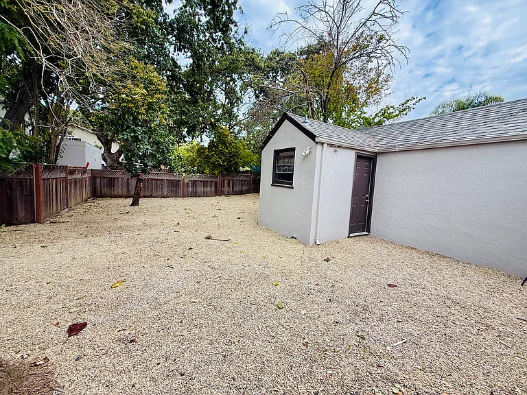 215 Coombs St — Photo 3