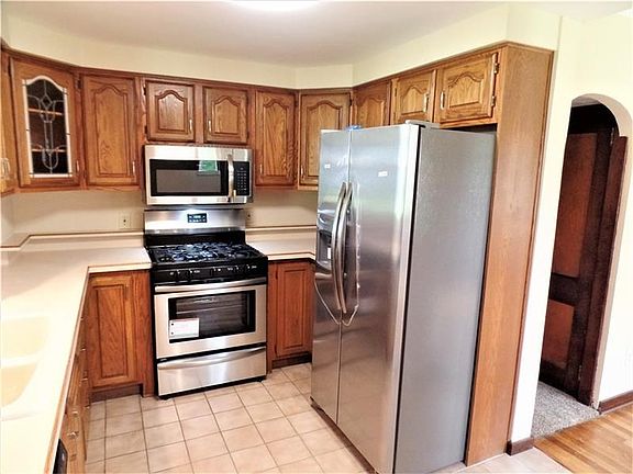 CERAMIC TILE FLOOR AND ALL BRAND NEW STAINLESS APPLIANCES!