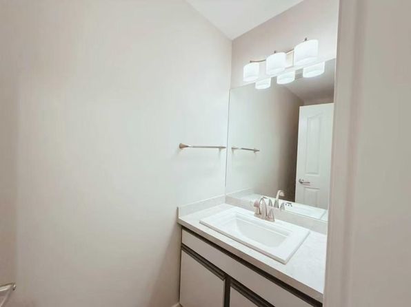 4 bedroom rental in Surrey — photo 9