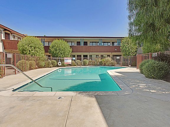 3rd image of 4452-60 Hazeltine Ave #4452-11