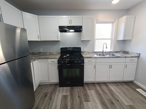 3rd image of 1424 W Walnut St APT B