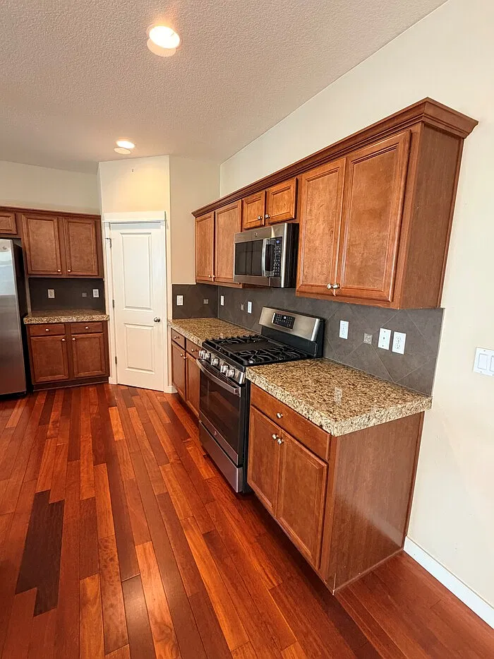5 bed, 3.0 bath, 3252 sqft, $3,995 — Photo 4