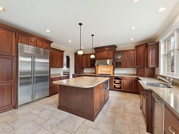 4th image of 1709 E Rosehill Dr