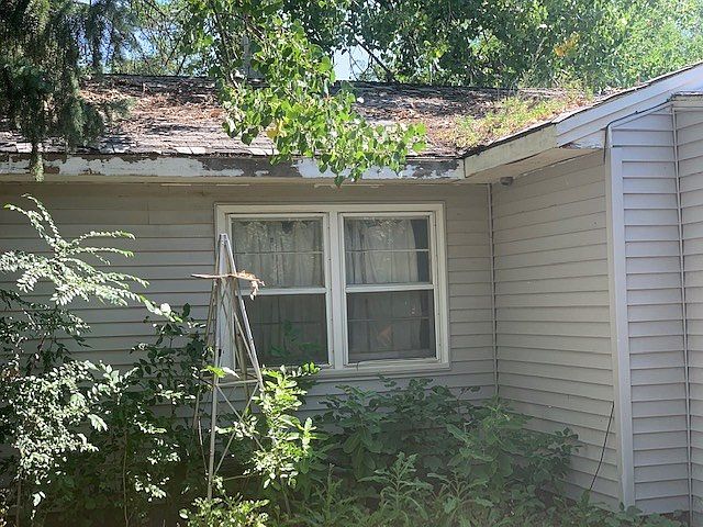 2nd image of 927 36th St SE