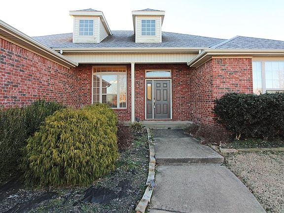 2nd image of 2203 SW Juniper Ave