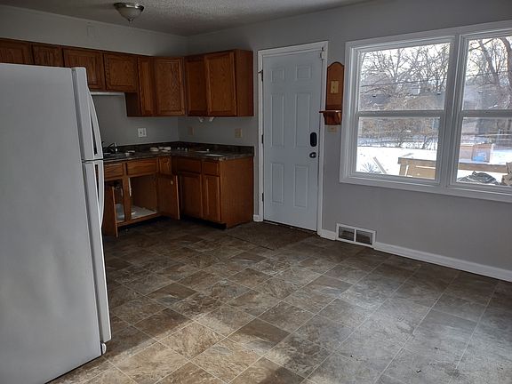3rd image of 11203 Crystal Ave