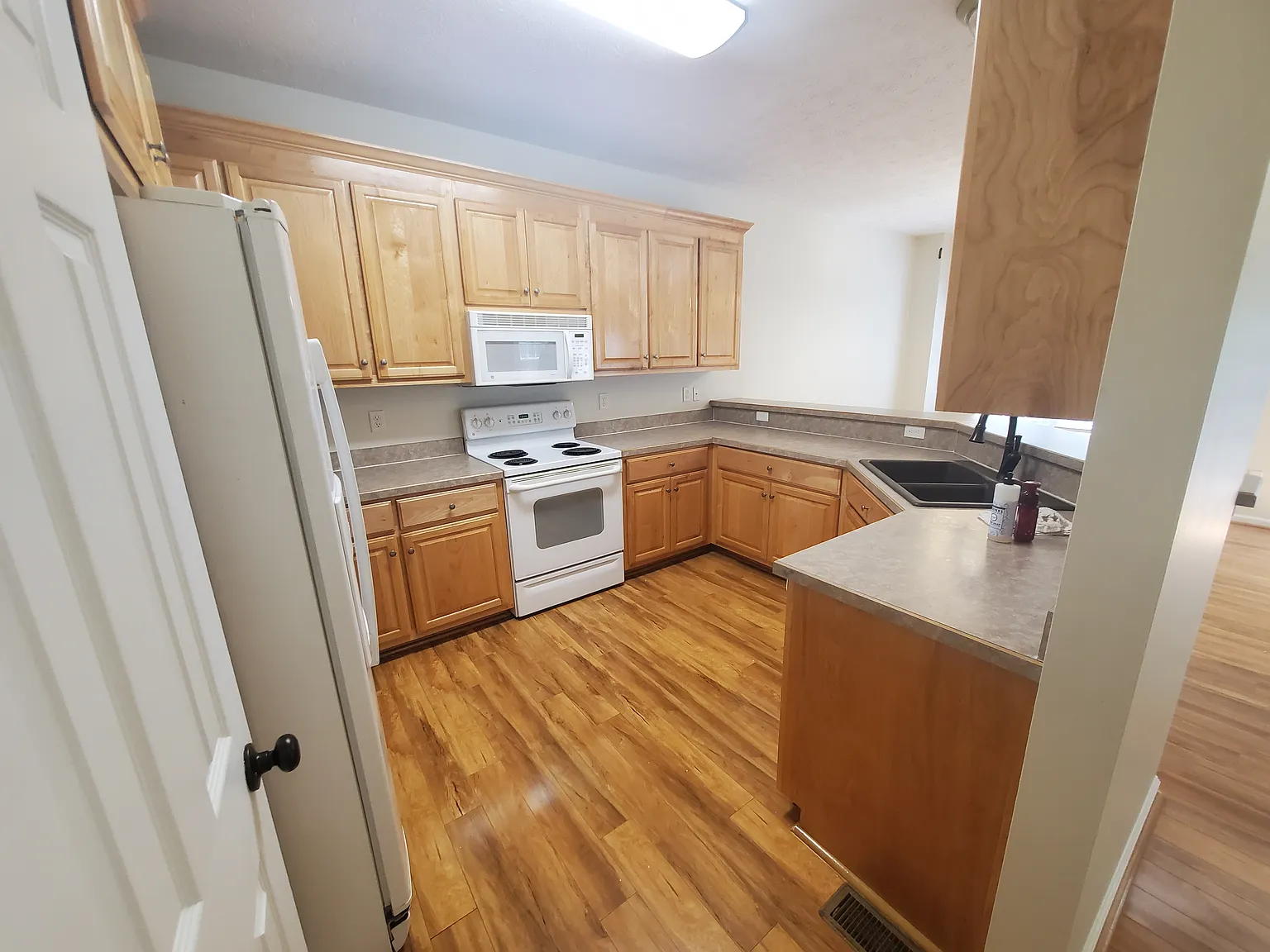 3 bed, 2.5 bath, 2050 sqft, $3,000 — Photo 3