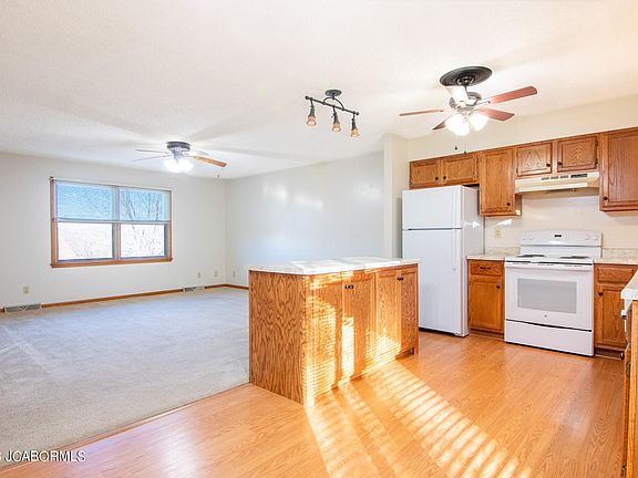 3rd image of 673 Oak Creek Ct