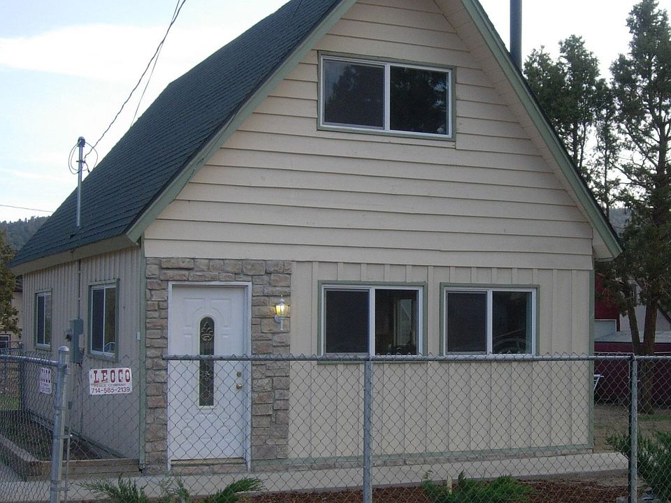 Front of house w river rock
