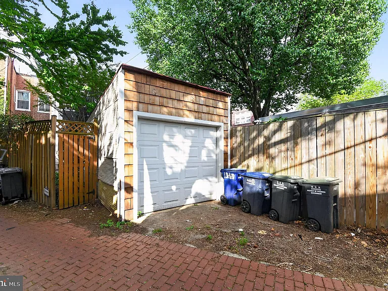 1319 Massachusetts Ave SE — Photo 30