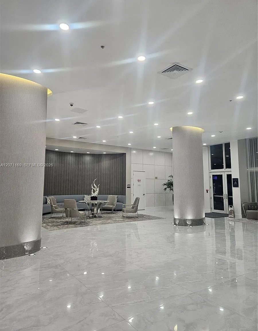 Venture At Aventura East — Photo 3