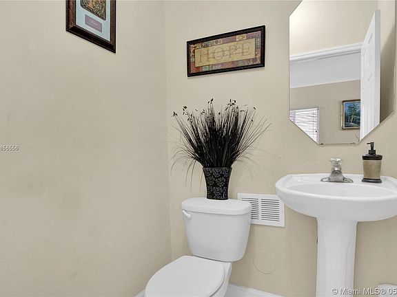 5th image of 941 NE 41st Ave