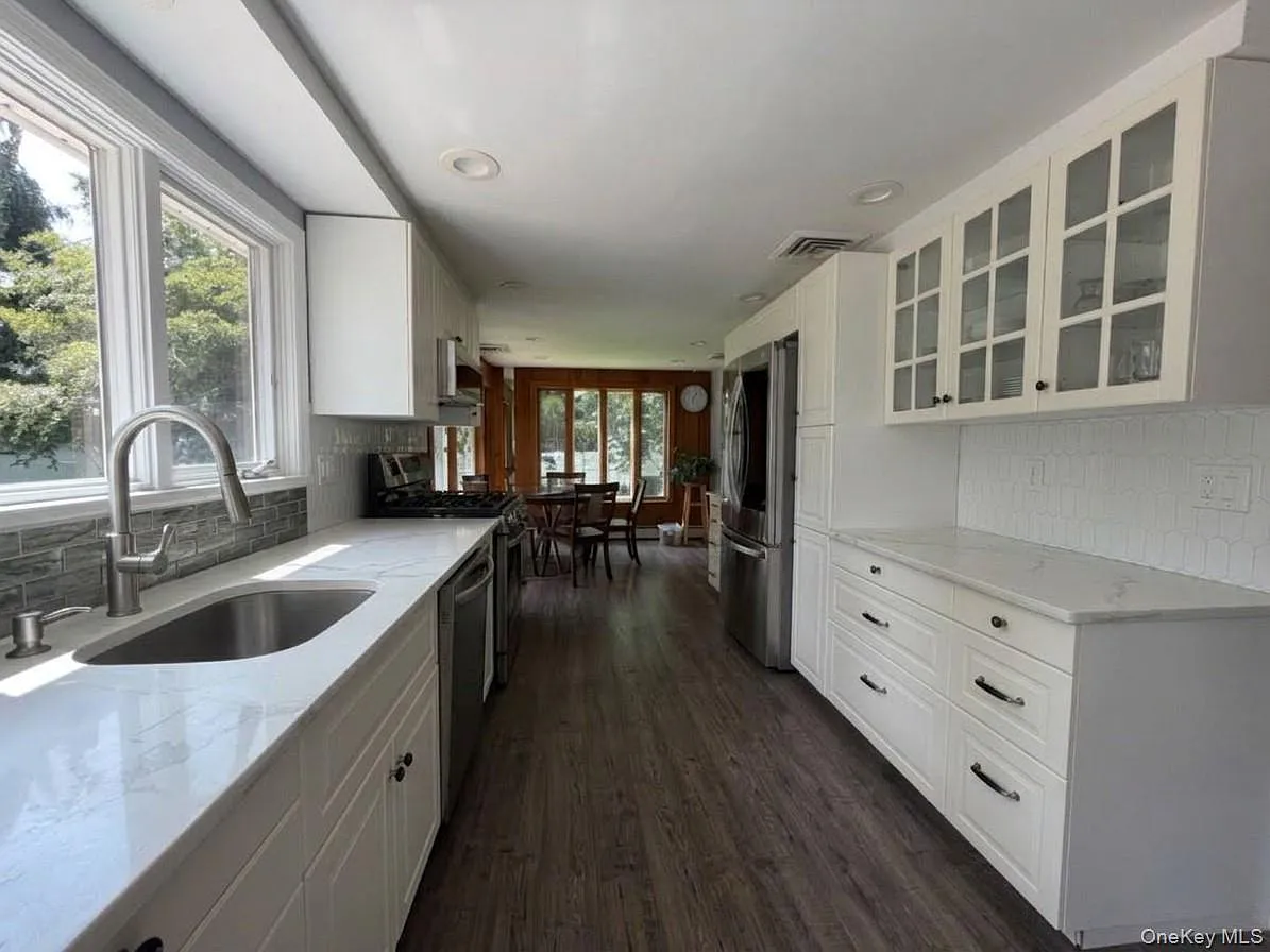 4 bed, 2.5 bath, 3000 sqft, $6,000 — Photo 2