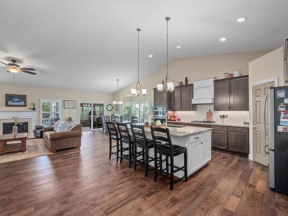 5th image of 1253 Emerald Gardens Dr