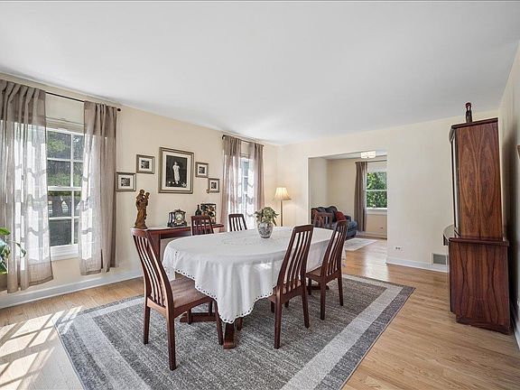 3rd image of 504 Carriage Hill Rd