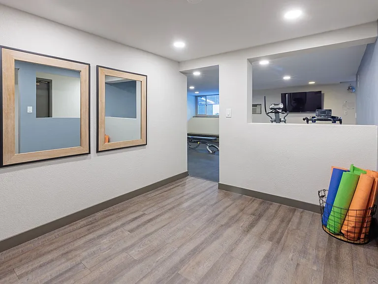 La Fonda Apartments — Photo 20