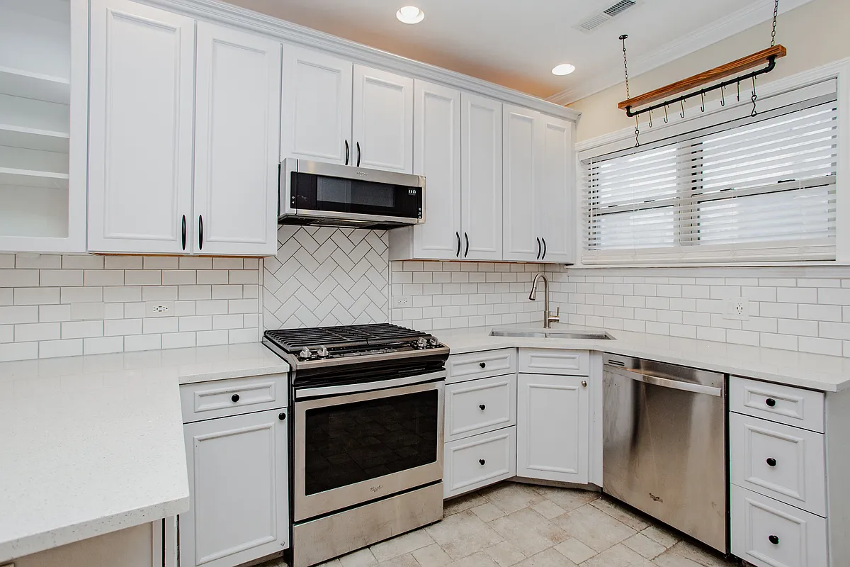 Building Photo - 1362 W Greenleaf Ave #3A