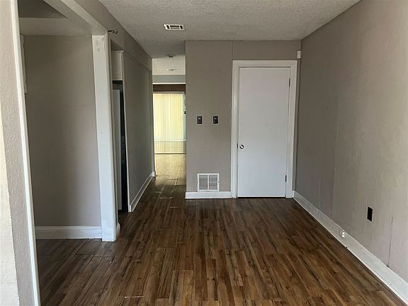 3rd image of 1221 NW Oak Ave
