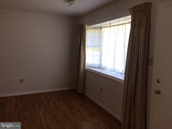 3rd image of 1920 Abbey Ln