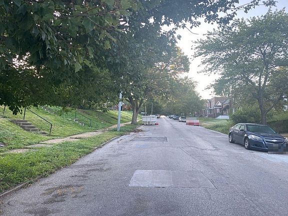 5th image of 4561 Lexington Ave