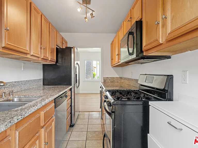 1827 Delaware Ave — Photo 6