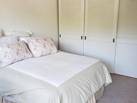 4th image of 289 S Barrington Ave #106
