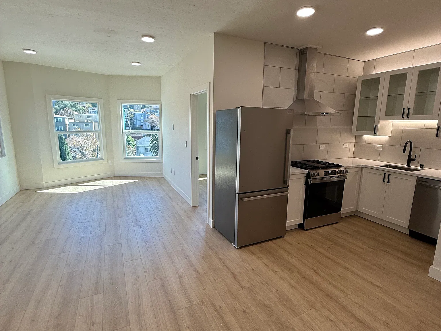 2 bed, 850 sqft, $3,450 — Photo 3