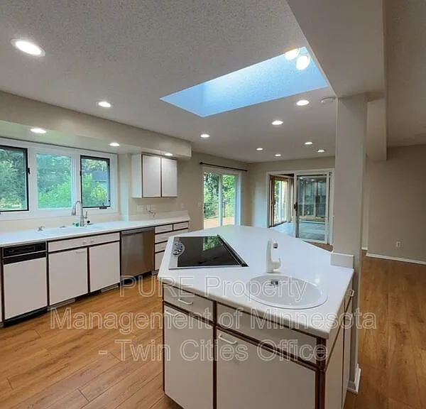 7420 Hyde Park Cir — Photo 6