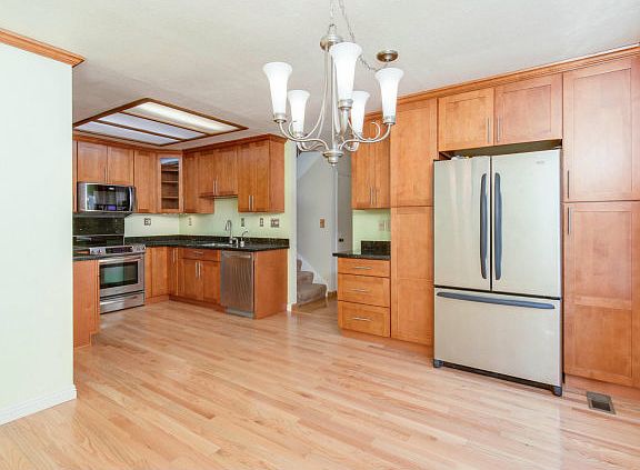 5th image of 988 Courtland Ct