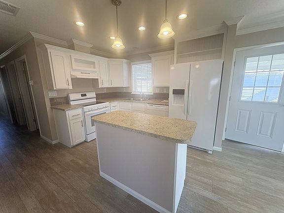 3rd image of 2552 NE Turner Ave #80