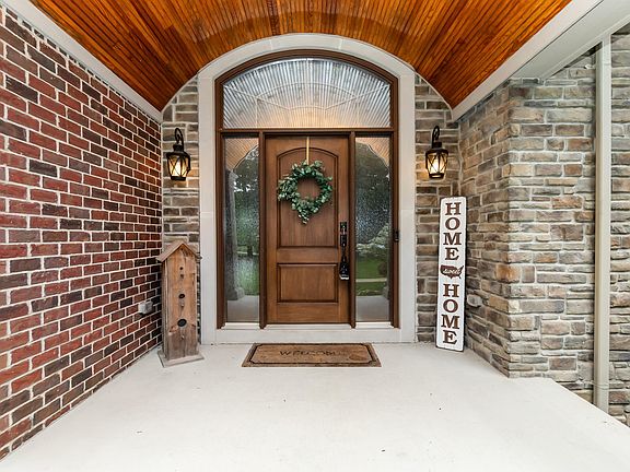 3rd image of 8061 Pine Ridge Ct