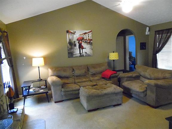 2nd image of 629 Oakwood Ln