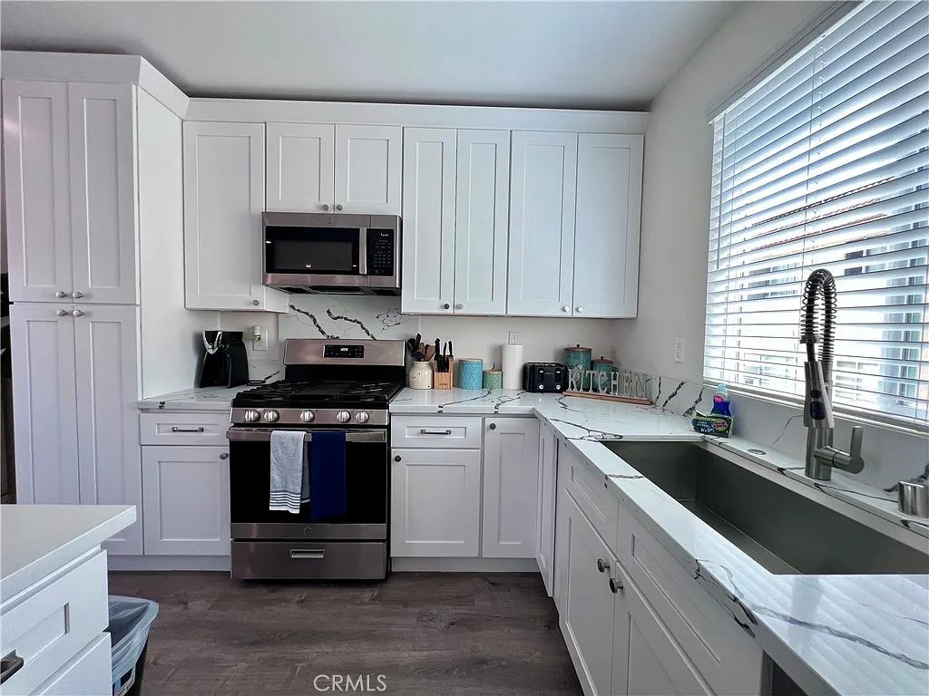 3 bed, 3.5 bath, 2200 sqft, $4,000 — Photo 1
