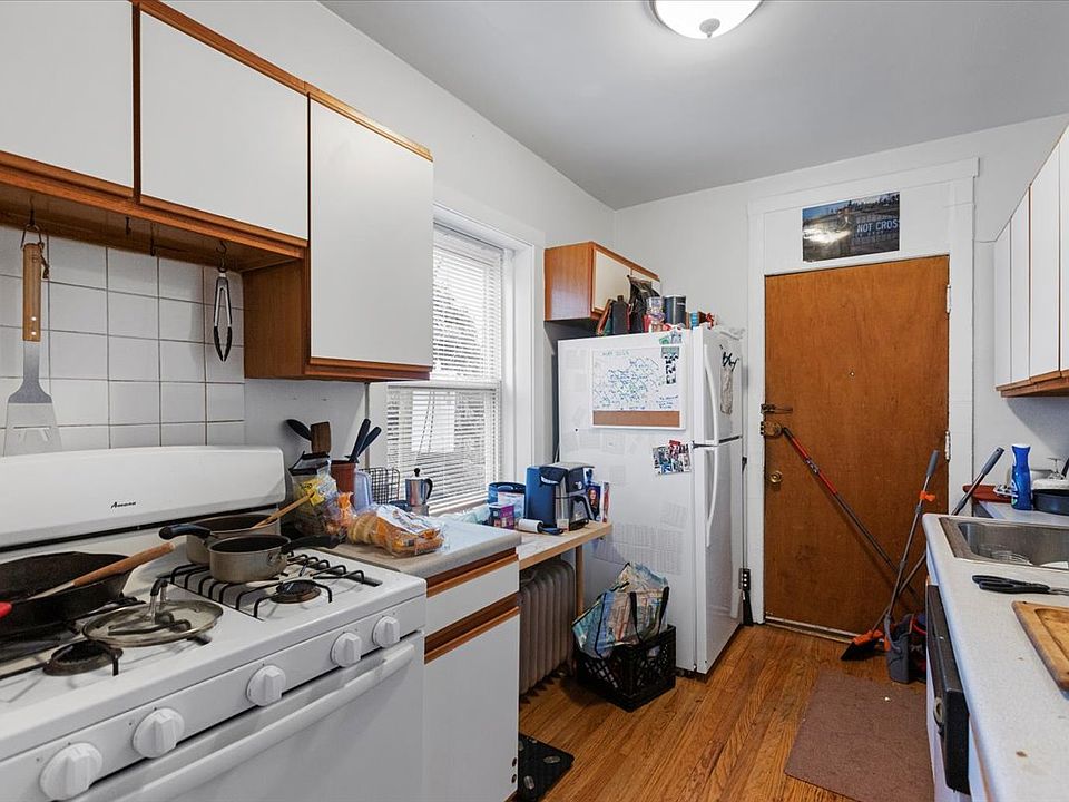 1st image of 654.5 W Oakdale Ave #3W
