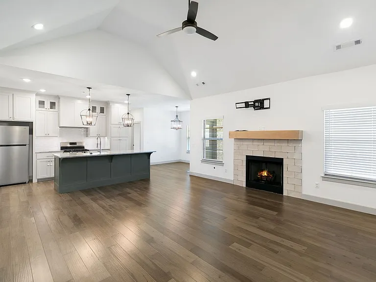 1001 Laux Ln — Photo 2
