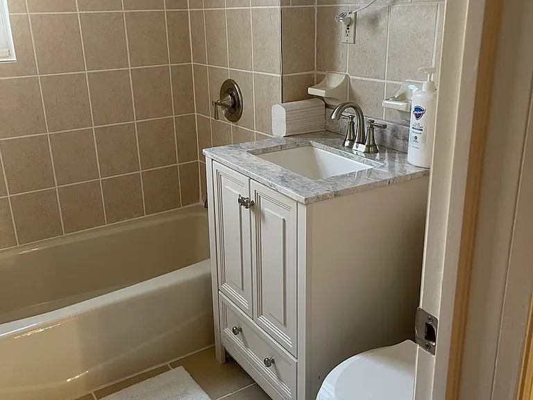 1660 Hering Ave #2 — Photo 4