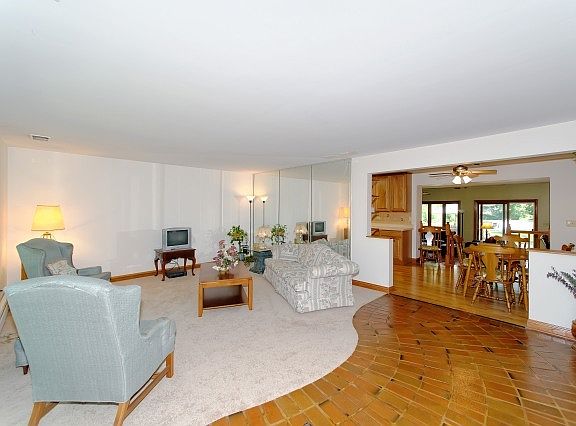 5th image of 17W140 Oak Meadow Dr