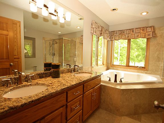 Jacuzzi + o'sized shower.