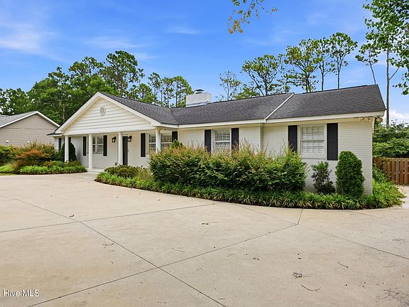 3rd image of 141 S Cardinal Drive S